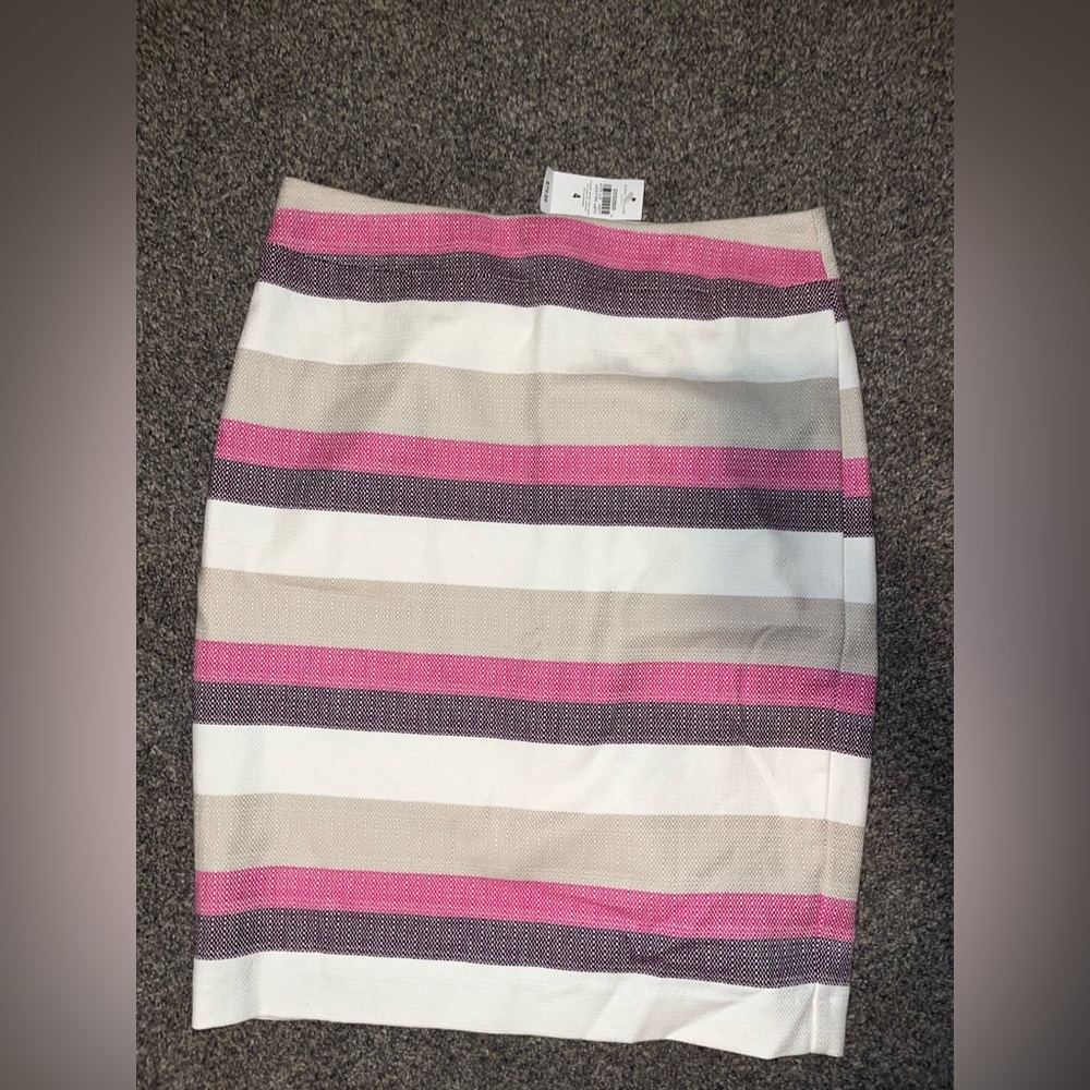 Ann Taylor Pencil skirt - new with tags - size 4